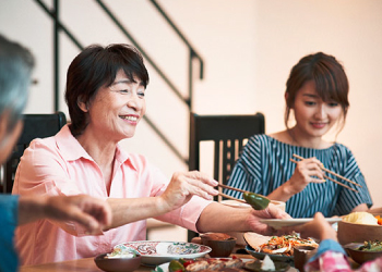 写真　家族でごはんを食べている