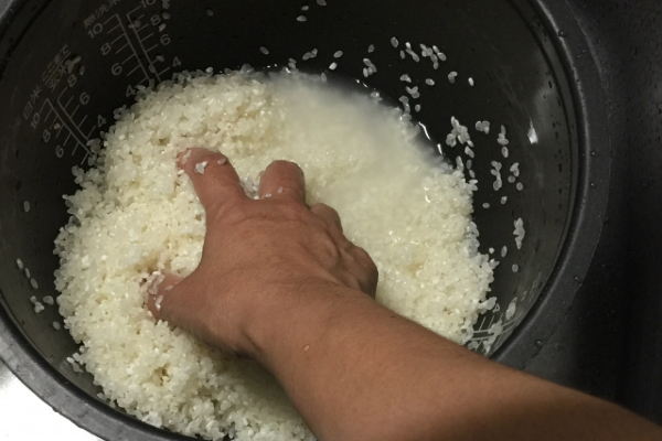 方 おこめ の 研ぎ 究極の洗米流儀！！「米の研ぎ方」に決着をつける？！