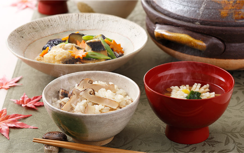 香りの豊かさ、食感が食欲をそそります！土鍋で炊く松茸ごはん