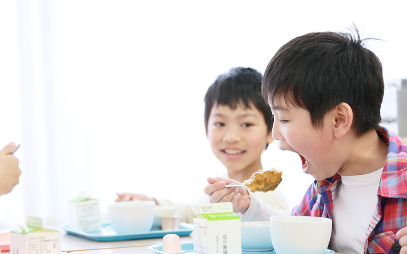 写真：学校給食を食べる子ども