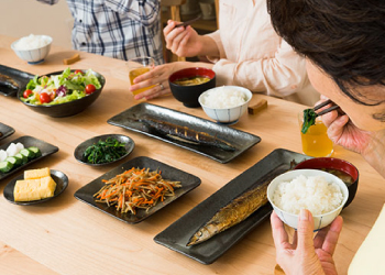 写真　ごはん食べている